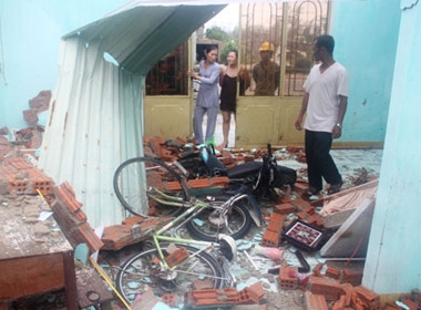 Căn nhà chị Phạm Thị Bé (34 tuổi, trú tại thôn Quảng Gia, xã Điện Dương) bị bão đánh sập