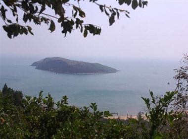 Từ trên đỉnh Thọ Sơn nhìn xuống vũng Chùa và đảo Yến như một bức tranh sơn thủy hữu tình - Ảnh: Nguyên Linh