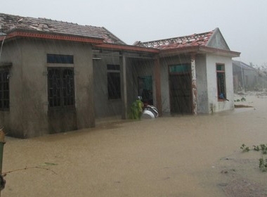 Nước lũ nhấn chìm nhiều huyện ở Quảng Bình
