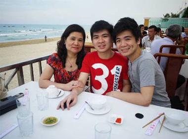 Đỗ Quang Vinh cùng mẹ và em trai