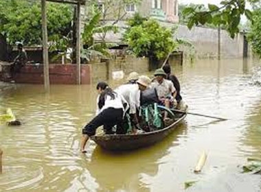 Nước lũ dâng cao ở miền Trung