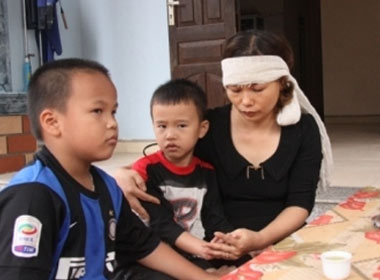 Chị Nguyễn Thị Thư cùng hai con nhỏ chưa hết bàng hoàng về cái chết của chồng mình - anh Vi Thái Bình, công nhân nhà máy.