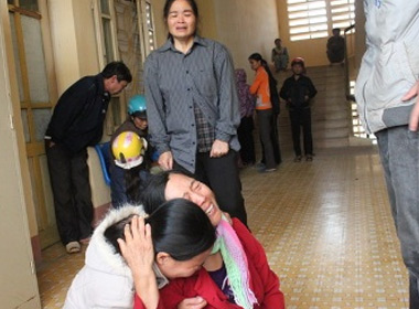 Người thân kêu khóc trước cái chết bất thường của sản phụ Nguyễn Thị Xuân và thai nhi tại Bệnh viện Đa khoa huyện Thiệu Hóa ngày 18/10