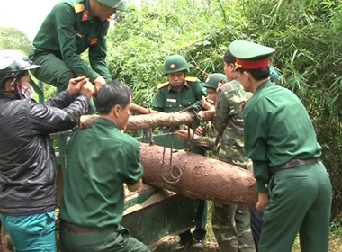 Lực lượng công binh mang quả bom nguy hiểm đi tiêu hủy.