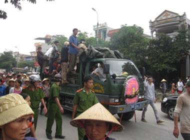 Người thân trong gia đình nạn nhân đưa quan tài diễu trên tuyến phố huyện