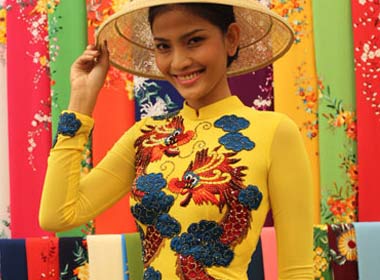 Thuận Việt cho biết, anh thực hiện các mẫu áo dài cho Trương Thị May lấy ý tưởng từ hình ảnh hoa sen, biểu trưng cho quốc hoa của Việt Nam. 