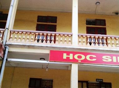 Tầng 2 của trường tiểu học Tân Sơn, nơi em Lương Yến Chi rơi xuống đất trong lúc nhảy dây