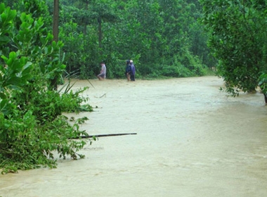 Nước lũ chia cắt các xã tại huyện miền núi Phước Sơn (Quảng Nam)