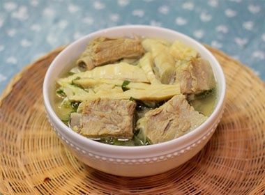 Canh sườn nấu măng tươi