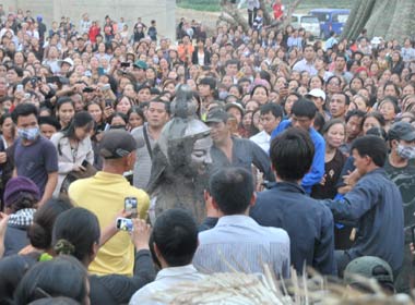 Quang cảnh một buổi lễ đúc tượng Ngũ Trí Phật.