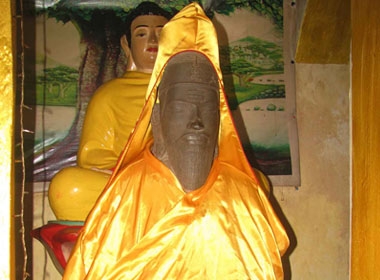 Pho tượng cổ ở Hải Giang được người dân mặc áo vàng, thờ chung với các vị Phật, bồ tát - Ảnh: Hoàng Trọng