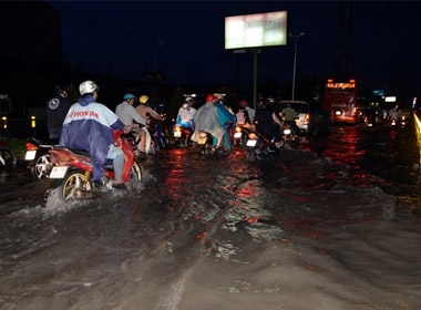 Mới cuối giờ chiều, đường Kinh Dương Vương (Q.6) đã biến thành sông vì triều cường đạt đỉnh