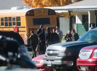 Cảnh sát tập trung tại hiện trường vụ xả súng ở Trường trung học Sparks