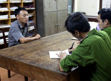 Điều tra viên Phòng Cảnh sát Điều tra Công an tỉnh Hà Giang lấy lời khai của hung thủ Sùng Mí Sính