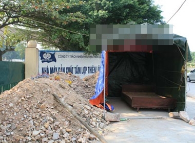 Người dân bức xúc thuê xe chở đất đá, dựng lều bạt chặn ngay cổng nhà máy để phản đối - Ảnh Minh Khang 