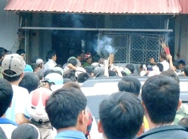 Gia đình sản phụ ở Thanh Hóa mang quan tài diễu phố vì quá bức xúc 
