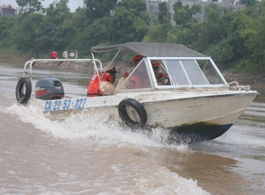 Lực lượng CSGT đường thủy tăng cường tìm kiếm dọc hạ lưu sông Hồng tìm xác nạn nhân