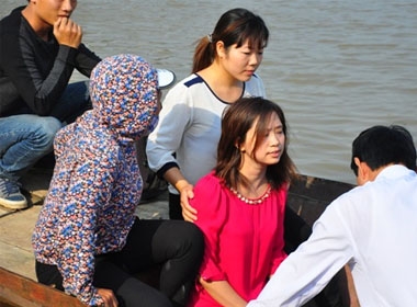Người dân đưa cô gái ra sông chỉ đoạn được nạn nhân 
