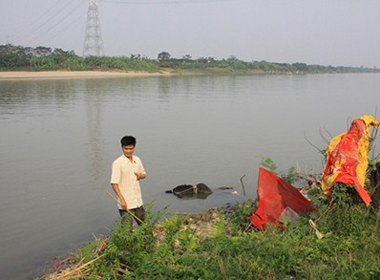 Thi thể nạn nhân trôi trên sông Hồng chiều 26/10.