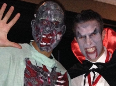 Robin van Persie và Rio Ferdinand hóa trang trong tiệc Halloween