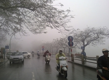 Nhiều khu vực xuất hiện sương mù rải rác gây khó khăn khi lưu thông trên đường. (Ảnh minh họa).