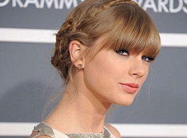 Taylor Swift là mỹ nhân mở đầu cho trào lưu tóc tết này.