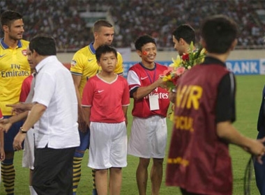 Xuân Tiến (giữa) nổi tiếng từ sự kiện CLB Arsenal sang Việt Nam du đấu