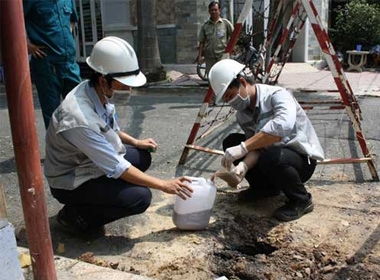 Đoàn chuyên gia của Sở thu thập các mẫu đất, nước, không khí tại hiện trường vụ nổ mặt đường