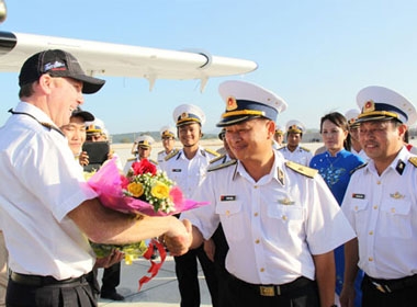 Chuẩn đô đốc Lê Minh Thành, Phó Tư lệnh Quân chủng Hải quân, tặng hoa và chụp hình lưu niệm với phi hành đoàn