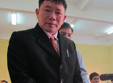 Ông Vũ Văn Luân chuẩn bị tài liệu trước khi phiên tòa diễn ra