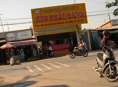 Tiệm vàng Kim Phát Sang nơi xảy ra vụ trộm 2,25 tỷ đồng, gồm tiền và nữ trang.