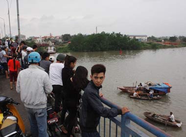 Nhiều người dân đứng trên cầu Rào chứng kiến việc tìm kiếm ông Nguyễn Văn T.