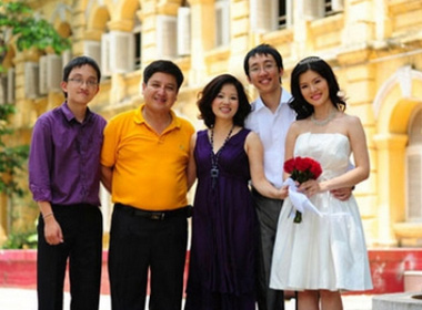 Gia đình hạnh phúc của Chí Trung - Ngọc Huyền. Cô con gái lớn đã kết hôn.