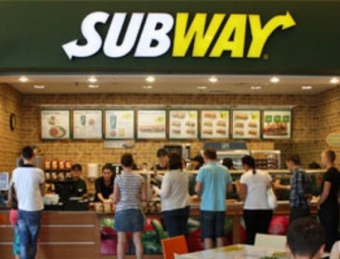 Hãng chủ yếu bán bánh sandwich và salad trên 25.000 cửa hàng ở Mỹ, 12.016 cửa hàng khác ở ngoài biên giới quốc gia. Tại các thị trường mới nổi, Subway có 2.987 cửa hàng.