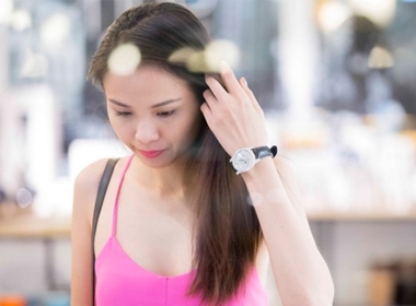 Sau đó, Diễm Hương cũng dành thời gian dạo quanh trung tâm thương mại để mua sắm vài thứ lặt vặt. Khi cô giơ tay lên, nhiều người nhận ra người đẹp đang đeo chiếc đồng hồ gây xôn xao dư luận.
