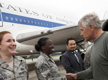 Bộ trưởng Quốc phòng Chuck Hagel tạm biệt binh lính Mỹ trước khi rời căn cứ không quân Yokota - Nhật hôm 4/10