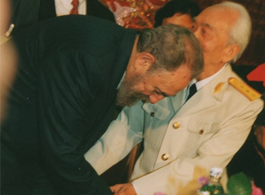 Chủ tịch Fidel Castro thăm Đại tướng năm 2003