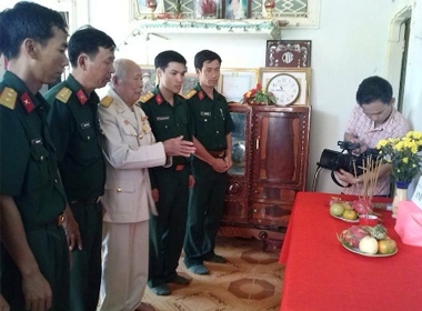 Ông Tô Văn Cắm (đứng giữa) cùng cán bộ huyện đội Đạ Tẻh kính cẩn nghiêng mình tiếc thương trước ban thờ Đại tướng