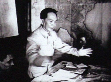 Đại tướng, Tổng tư lệnh Võ Nguyên Giáp ra lệnh nổ súng mở màn chiến dịch Điện Biên Phủ - Ảnh: TL