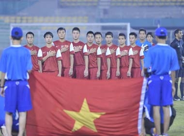 U19 Việt Nam sẽ đeo băng tang tưởng nhớ Đại tướng Võ Nguyên Giáp (Ảnh: Minh Hoàng)