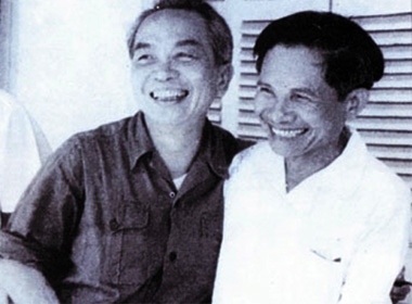 Đại tướng Võ Nguyên Giáp với ông Hồ Nghinh (1913 - 2007), nguyên Bí thư Tỉnh uỷ Quảng Nam - Đà Nẵng (Ảnh tư liệu)