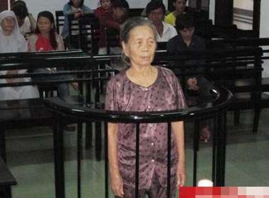 Bị cáo Bùi Thị Kim Phượng trước tòa