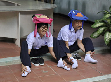 Hai siêu quậy Hoài Linh (Huỳnh Lai), Hoàng Sơn (Huỳnh Sang) bị cô giáo phạt.
