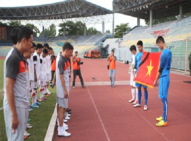  Đội U19 Việt Nam mặc niệm Đại tướng Võ Nguyên Giáp trước trận đấu với U19 Australia