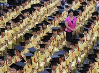 Buổi lễ tổng kết cuối năm tại một trường tiểu học ở Trung Quốc