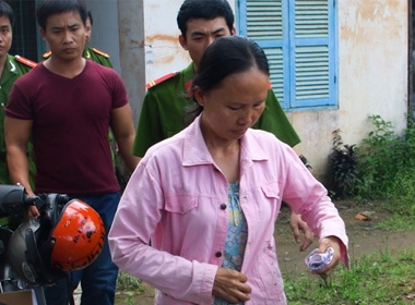 Công an áp giải bà Hương ra xe