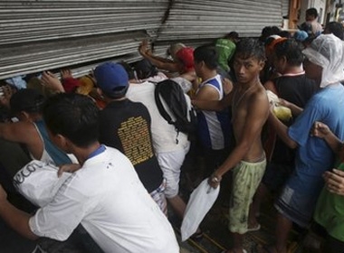 Nạn cướp bóc hoành hành ở Philippines sau khi bão hủy diệt Hải Yến đi qua