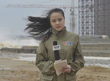 Hoàng Ngọc Bích - biên tập viên thời tiết của Đài VTV đang tác nghiệp tại Vũng Áng - Hà Tĩnh