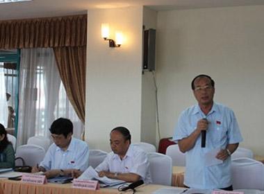 Ông Thân Văn Khoa phát biểu trong một phiên họp tổ của Quốc hội