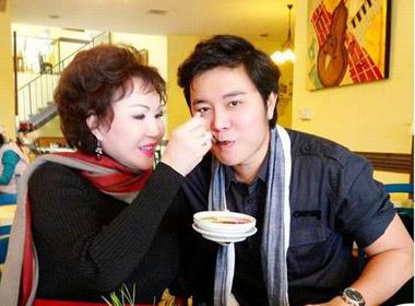 Yvonne tận tình chăm sóc người tình trẻ